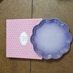 NIB Le Creuset 22cm Satin Blue Bell Purple Frill Plate from the Flower Collectio